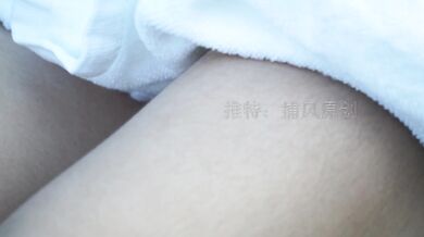 公园偶遇出来跑步的眼镜女孩没穿内裤休息的时候露出茂盛的黑逼毛